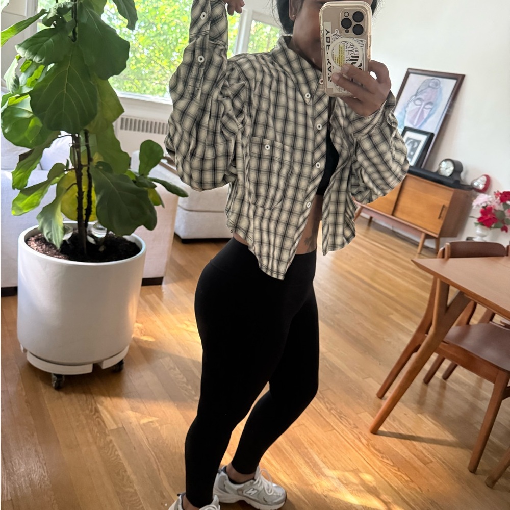 Checkered Button-Up Cropped blouse - Picture 2 of 8